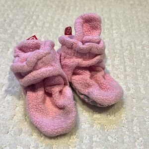 Zutano baby girl 12 month beautiful pink booties - easy to wear and keep on